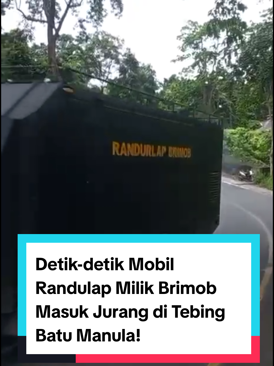 Detik-detik Mobil Randulap Milik Brimob  Masuk Jurang di Tebing Batu Manula Lampung Bengkulu – Sebuah mobil taktis milik Satuan Brimob dilaporkan mengalami kecelakaan tunggal di kawasan Tebing Batu Manula, perbatasan Provinsi Lampung dan Bengkulu, pada Minggu (23/11) siang. Insiden terjadi ketika kendaraan yang tengah melintas di jalur rawan kecelakaan tersebut tiba-tiba hilang kendali. Berdasarkan informasi awal, kuat dugaan rem mobil mengalami malfungsi hingga sopir tidak mampu mengendalikan laju kendaraan. Akibatnya, mobil Brimob tersebut lebih dulu menabrak sebuah truk fuso yang sedang berhenti di sisi jalan. Truk diketahui tengah menunggu giliran proses penderekan usai mengalami gangguan teknis. Benturan dengan fuso tak mampu menghentikan mobil. Kendaraan dinas itu kemudian terus melaju dan akhirnya terperosok ke dalam jurang sedalam kurang lebih 50 meter. Petugas yang berada di lokasi serta warga sekitar langsung melakukan upaya penyelamatan terhadap personel di dalam mobil. Hingga berita ini diturunkan, informasi mengenai jumlah korban dan kondisi penumpang masih dalam proses pendataan oleh pihak berwenang. Kepolisian setempat telah mendatangi lokasi kejadian untuk melakukan olah TKP dan memastikan akses jalan tetap aman bagi pengguna jalan lain. Sementara kendaraan yang terjun ke jurang masih menunggu proses evakuasi menggunakan alat berat mengingat kondisi medan yang terjal. #dapurlapanganbrimob  #mobilbrimobmasukjurang  #jembatanmanula  #tebingbatumanula 