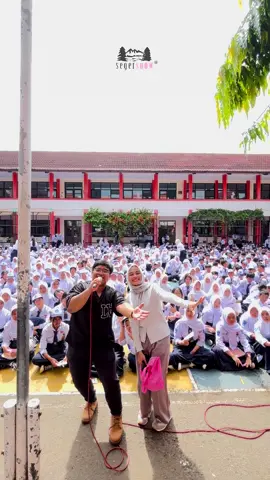 SMPN 17 Kota Bandung ✨ SEGER SNOW GOES TO SCHOOL 💙 Senang banget bisa datang dan berbagi tentang pentingnya INVESTASI KULIT SEJAK REMAJA bareng adik-adik di SMPN 17 Kota Bandung 💙 Kulit yang sehat dan terawat itu bukan soal gaya — tapi soal percaya diri dan kebiasaan baik dari sekarang! Mulai pelan-pelan, rutin, dan pilih produk yang aman 🌿✨ Terima kasih SMPN 17 Bandung untuk energinya yang super positif! Next school siapa nih? 👀💙 📆: Senin, 24 November 2025 📌: SMPN 17 Kota Bandung #segersnow #glowingtidakharusmahal #cantiknyalegend #fyp #viral 