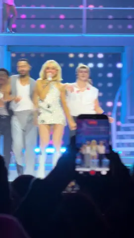 JUNO position #LAnight6 #ShortnSweetTour #SabrinaCarpenter #teamsabrina #juno