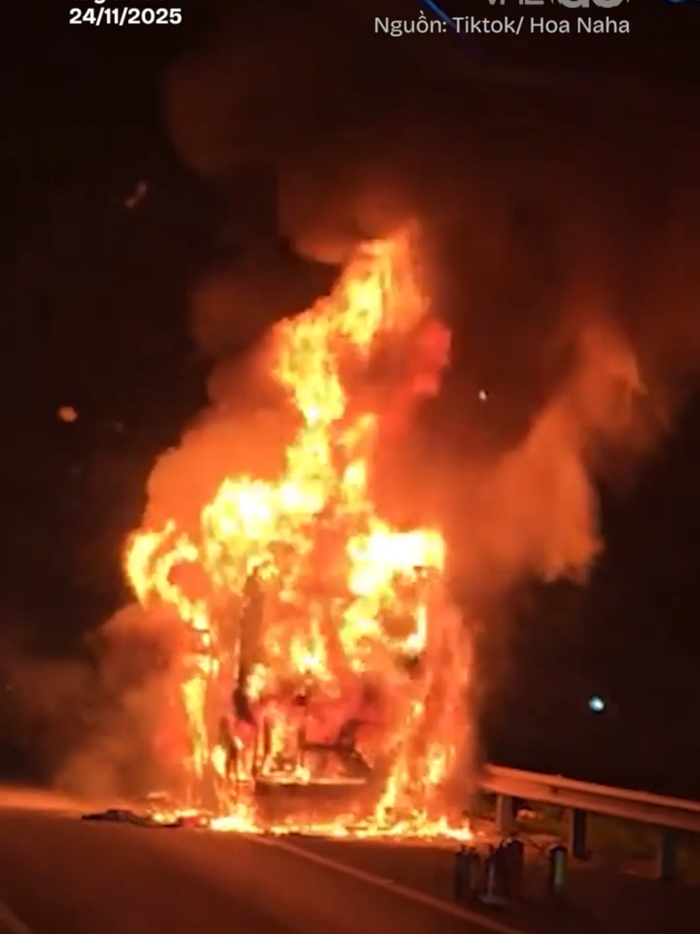 Xe khách cháy rụi trên cao tốc TP HCM - Trung Lương #vnexpress #vne #vnego #chay