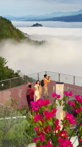 Kebesaran Tuhan terlukis di Langit Menoreh 🙏🏽🥰 #wisatajogja  #kulonprogo  #pesonaindonesia  #wisataindonesia  #fypシ 