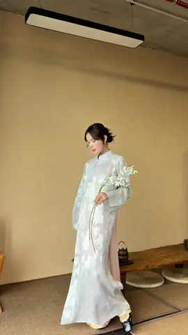 Thề với mấy bà màu xanh xám này sang mà tôn da khủng khiếp. Layout hồng, vàng, xanh lúc nào cũng dịu dàng mà vẫn xuân sắc lắm nha #wepretty #ficheck #getreadywithme #aodaivietnam #aodai 