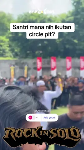 Ada momen menarik pas Turbidity main di Rock in Solo, banyak cosplayer yang ikut moshpit. Salah satunya mas-mas ini yang pakai gamis.