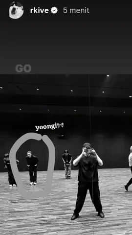 gatau mau berkata apa-apa, tanganku bener2 gemeteran saat liat foto ini, nangiss bngt Yon.... aku sekangen itu sama kmu🥹 liat foto kmu kek gni aja udh buat aku seneng bngt🥹 Yon i really Miss you so much 🥹💗  untuk namjoon, thank you. berkat kmu aku bisa liat Yoongi 🥹💗 #yoongi #suga #yoongiupdate #rm #instagram 