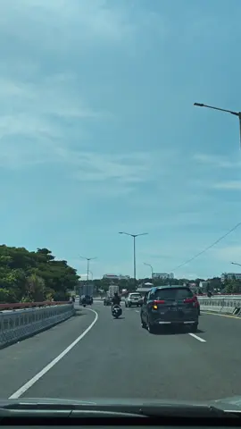 Suasana Flyover Pasopati dengan langit yang cerah di kota Bandung untuk siang hari ini...  #fyp #bandungpisan #bandung #flyoverpasopati #reelstiktok 