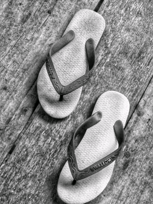 #CapCut  Aku Memilikimu di Hatiku Dalam sunyi yang pelan merayap, namamu tumbuh seperti cahaya subuh tanpa kutahu kapan mulai, tiba-tiba saja hangatmu memenuhi ruangku. Aku memilikimu di hatiku, bukan sebagai singgah yang sementara, tapi sebagai rumah yang kutemukan setelah perjalanan panjang tanpa arah. Setiap detak yang lirih memanggilmu, setiap hembus angin membawa bayangmu kau hadir dalam segala yang lembut, dalam segala yang membuatku ingin bertahan. Jika suatu hari dunia berubah, aku tetap memilihmu sebab cinta yang jujur tak pernah butuh alasan untuk tinggal.