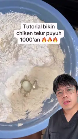 Sebenarnya telur puyuh dan telur ayam beda gak sih gizinya? Jika disamain per 100 gram, keduanya sebenarnya mirip tapi tak serupa: Telur puyuh: 158 kcal, 13 gram protein, 11 gram lemak, 0 gram karbohidrat, 844mg kolesterol Telur ayam: 143 kcal, 12 gram protein, 10 gram lemak, 0 gram karbohdirat, 372mg kolesterol Telur puyuh memiliki kandungan kolesterol yang jauh lebih tinggi daripada telur ayam. Ini mungkin disebabkan karena ukurannya lebih kecil tapi dengan proporsi kuning telur yang lebih tinggi di mana kolesterol itu terkandung di kuning telur, tidak di putih telur. Hal yang kedua, mungkin karena secara fisiologis, embrio burung puyuh membutuhkan nutrisi yang lebih padat. Pada akhirnya, menurut saya gak masalah makan telur puyuh. Tapi jika untuk sumber protein, saya prefer telur ayam karena nilai gizinya mirip tapi dengan kolesterol yang lebih rendah. Sedikit banyak, jika kita konsumsi dengan jumlah besar, juga akan mempengaruhi profil kolesterol darah kita. Semoga bermanfaat.