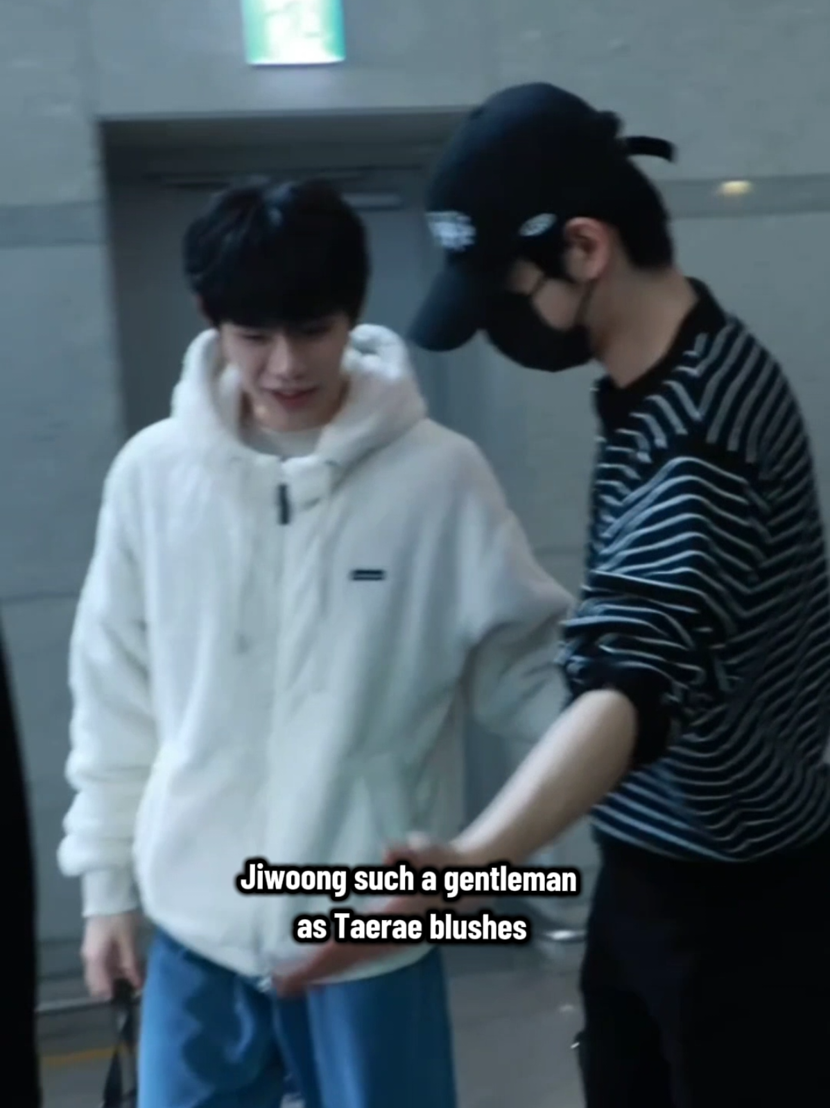 His grin when Jiwoong let him go first 🤭 #KIMJIWOONG #김지웅 #kimtaerae #mehddakz #Zerobaseone 