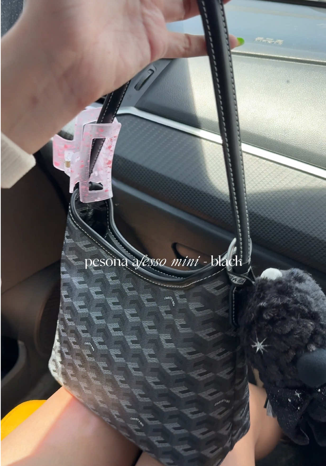 Ternyata walau mini muatnya banyak jg lohh, cocok buat tas daily #alessomini #christyng #totebag 