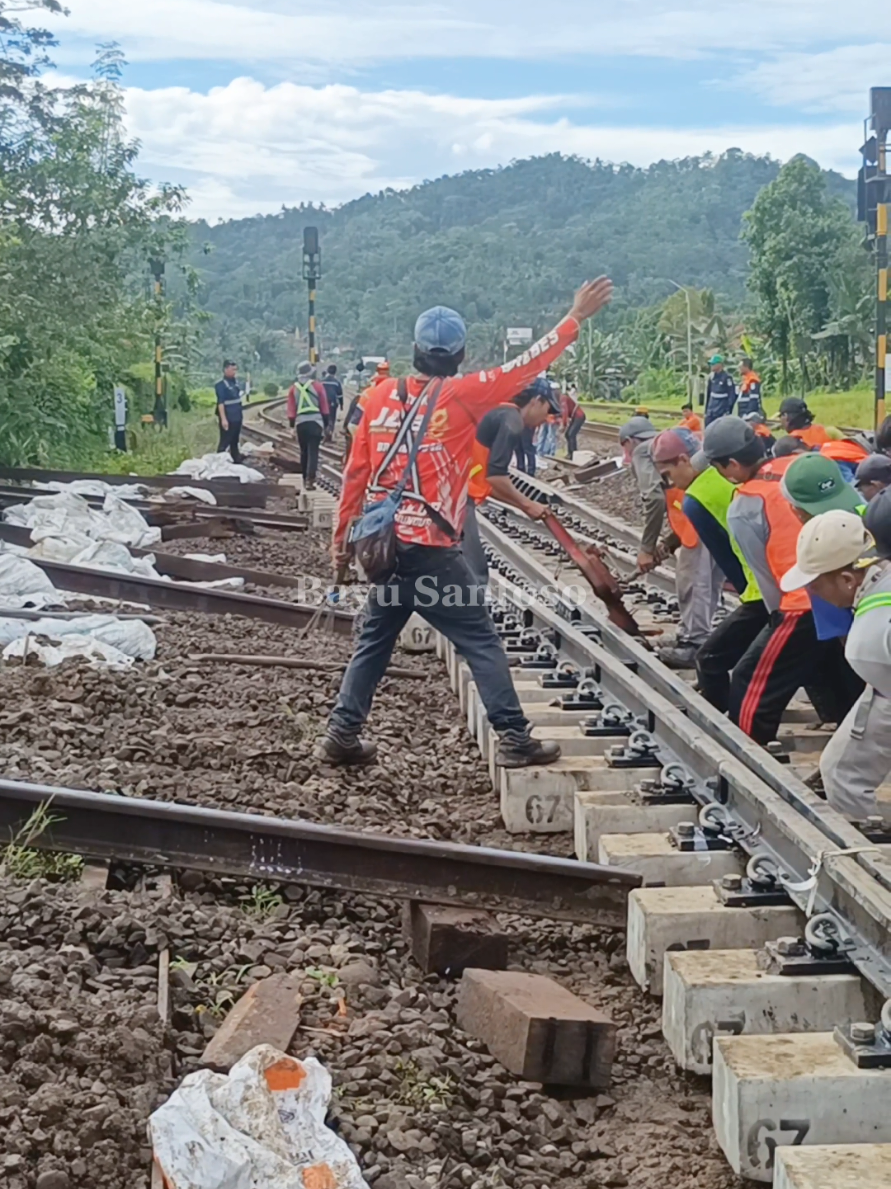 Setiap Hal dipekerjaan memang membutuhkan seorang pemimpin. Semangat...!!🙂💪 #keretaapi #keretaapiindonesia #railway #railfansindonesia #train 