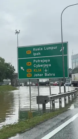 Malaysia banjir..2 hari hujan lebat sebahagian daerah malaysia start banjir#malaysiabanjir #banjir #fypviraltiktok🖤シ゚☆♡ #1kfollowers❤️❤️🙏 #newbieaffiliate 