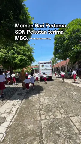 Momen hari pertama SDN Pekutan terima makan bergizi gratis (24/11). #purworejo #mbgpurworejo #mbg #makanbergizigratis 