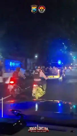 Tim Patroli Perintis Presisi Subdit Gasum Ditsamapta Polda Jatim yang dipimpin IPDA Akhmad Arif Suryadi, S.H., M.H., pada Senin, 24 November 2025 pukul 03.15 WIB, mengamankan tujuh pemuda diduga gangster di Jalan Mastrip, Kecamatan Karangpilang, Surabaya. Pengamanan dilakukan saat patroli antisipasi kejahatan 3C dan kriminalitas jalanan, setelah anggota menemukan kelompok yang mencurigakan. Dari lokasi, turut diamankan lima unit sepeda motor, empat bilah sajam, dan satu handphone sebagai barang bukti. Para terduga kemudian dibawa ke Mako Polda Jatim dan dikoordinasikan dengan Polsek Karangpilang untuk proses lebih lanjut. Kegiatan berlangsung aman, tertib, dan terkendali. @divisihumaspolri #polriuntukmasyarakat #polripresisi #humaspolri #humaspoldajatim #poldajatim 