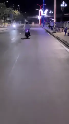 mùa đông đã lạnh chưa đủ hay sao . ông trời cho đổ cơn mưa =)#huyềnnè🌷 