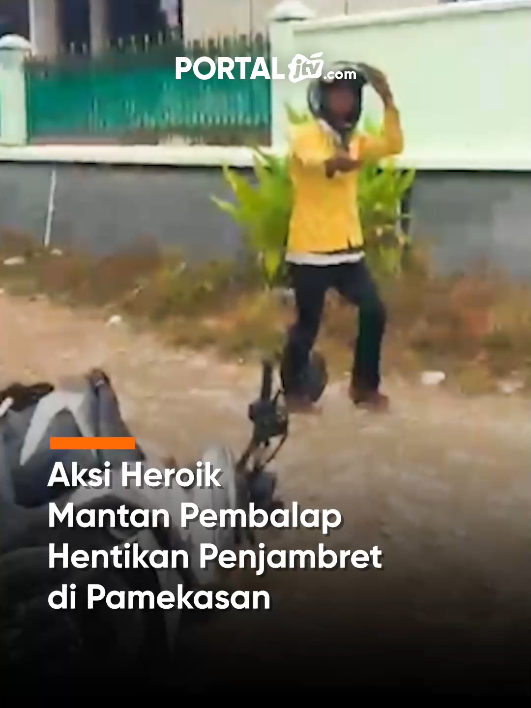 Aksi Heroik Mantan Pembalap Hentikan Penjambret di Pamekasan Seorang pelajar 16 tahun menjadi korban penjambretan di Pamekasan. Aksi pelaku berhasil digagalkan oleh seorang mantan pembalap yang sigap mengejar dan menghadangnya. Videonya viral dan banyak menuai pujian. #pamekasan #madura #kriminal #jtvrek #portaljtvcom