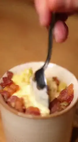 🍝 Карбонара в кружке — 5 минут Ингредиенты: 	•	Макароны — 60 г 	•	Вода — 120 мл 	•	Молоко — 40 мл 	•	Яйцо — 1 шт 	•	Сыр (пармезан или любой твёрдый) — 40–50 г 	•	Бекон/ветчина — 30–40 г 	•	Соль — щепотка 	•	Чёрный перец — по вкусу Как готовить: 	1.	В кружку насыпать макароны, добавить воду и щепотку соли. 	2.	Поставить в микроволновку на 2:30 мин (800–900W). 	3.	Перемешать, снова поставить на 1–1:20 мин, пока макароны не дойдут. 	4.	Добавить молоко, сырое яйцо, мелко нарезанный бекон и половину тёртого сыра. 	5.	Хорошо перемешать. 	6.	Поставить в микроволновку ещё на 30–40 секунд, пока соус не загустеет. 	7.	Посыпать оставшимся сыром и чёрным перцем. 	8.	Готово! 🔥 #рецептыкружка #быстрыйрецепт #макароны #карбонара 