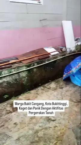 Warga kawasan RW 05 Kelurahan Bukit Cangang Ramang, Kecamatan Guguk Panjang, Kota Bukittinggi, Senin (24/11/25) pagi menjelang siang dikagetkan dengan terjadinya aktifitas pergerakan tanah di lokasi tempat tinggal mereka. Akibatnya warga sekitar panik dan berusaha mencari tempat aman. Terkait peristiwa tersebut, belum ada keterangan resmi dari pihak pihak terkait kejadian seperti yang diinformasikan warga. #sumbar #bukittinggi 