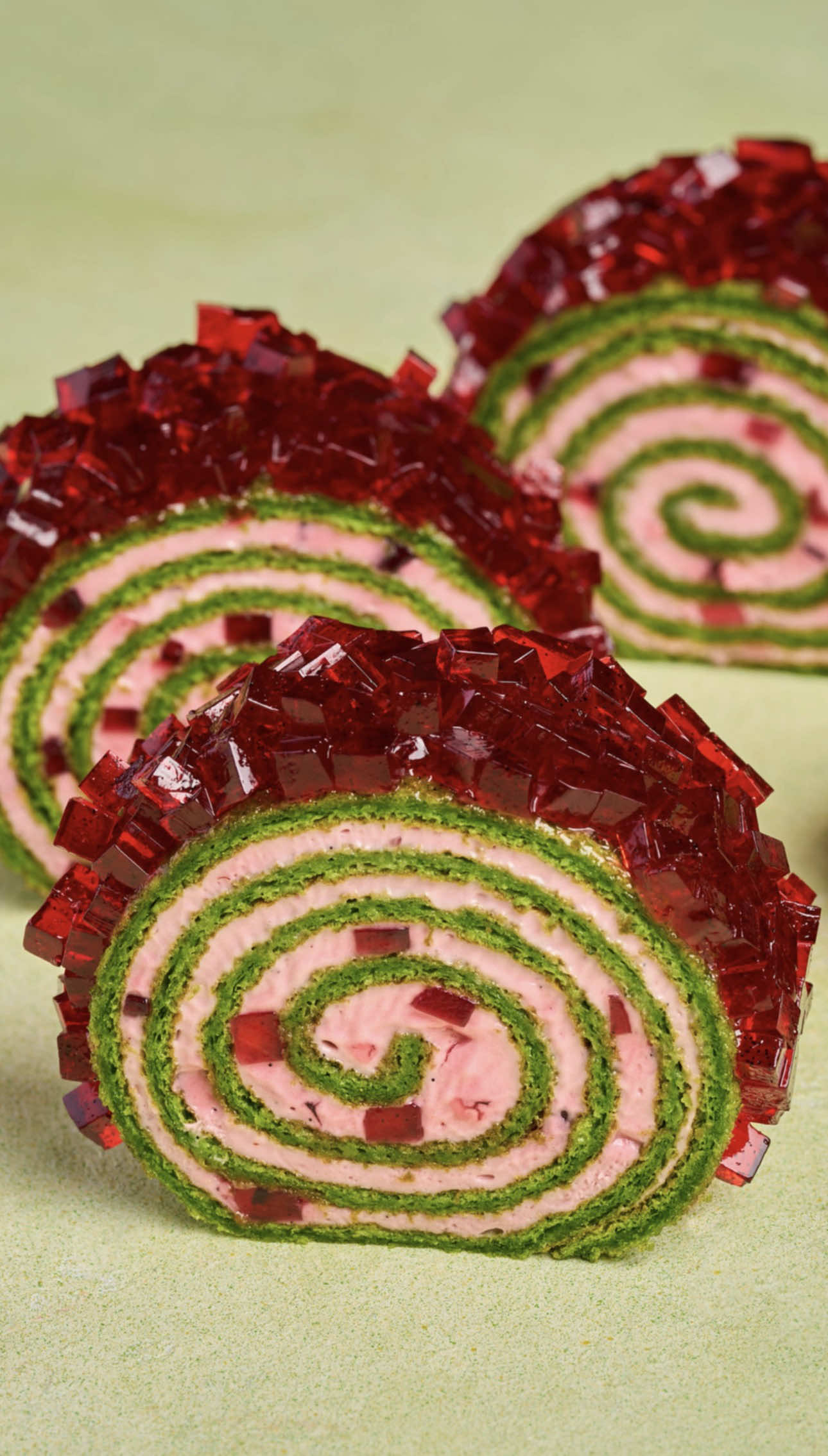 A roll cake that instantly grabs attention🤩 Soft green sponge, fresh raspberry cream, shiny ruby jelly on top - all naturally bright🌟 If you want to try it yourself, the full recipe is in our Swiss Rolls book. Hit the link in bio🔗