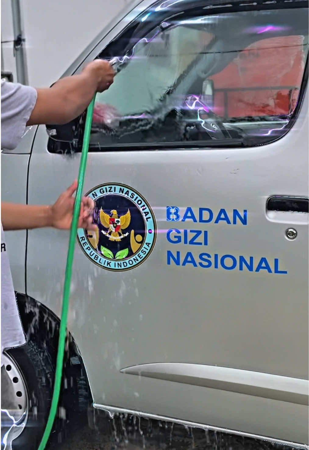 Bersih-bersih mobil kita biar kinclong pas nyampe ke sekolah adik2 yaa 😉 #mbg #mbglovers❤️ #sppg #makanbergizigratis 