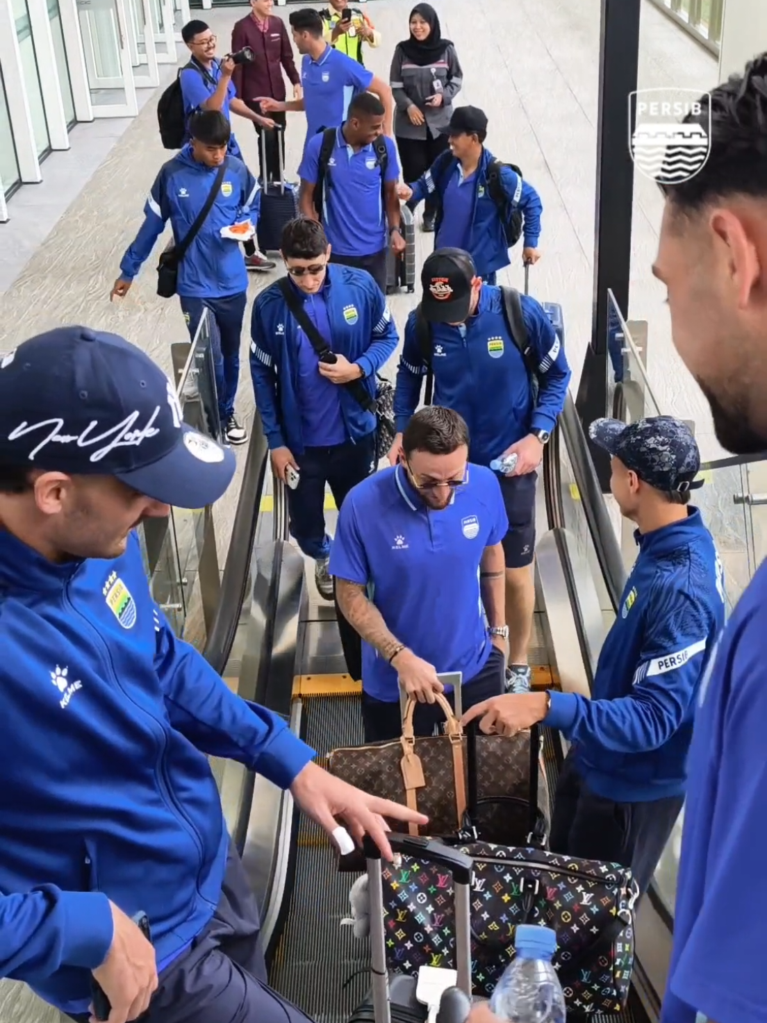 Kami berangkat dulu ke Singapore ya barudak! 💙🔥 #PERSIB #WeArePERSIB #OlahragaTiktok 