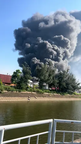 Cháy ác quá . Năm nay dân khổ quá r hết lũ e cháy