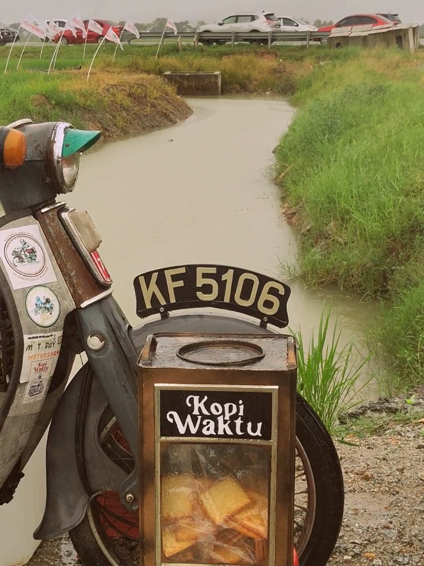 Secawan di tengah hujan:) #klasik #menggamitkenangan #nostalgia #fyp #fypシ 