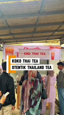 Koko Thai Tea kini hadir di Solo dengan kemasan baru yang super unik! Cup kece ber-handle rotan yang bikin makin nyaman digenggam, plus rasa otentik yang tetap juara. Yuk cobain pengalaman minum Thai tea yang beda dan lebih estetik—cuma di Koko Thai Tea! 🍃🧋✨@Koko Thai Tea #kokothaitea #jajansolomurah #kulinersolo 