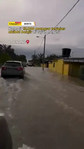 24 NOV 25: SITUASI banjir yang melanda tujuh negeri menyaksikan jumlah mangsa mendapatkan perlindungan di pusat pemindahan sementara (PPS) hampir mencecah 13,000 orang. Berdasarkan laporan di laman web Info Bencana Jabatan Kebajikan Masyarakat (JKM), keseluruhannya seramai 12,931 mangsa daripada 4,599 keluarga terjejas ekoran banjir setakat pukul 3.13 petang tadi. Dalam tempoh sama, sebanyak 86 PPS telah pun dibuka di Kelantan; Perak; Terengganu; Perlis; Kedah; Pulau Pinang dan Selangor. 📹: Orang awam  Klik kotak hijau untuk berita lanjut 📰 #trendingnewsmalaysia #beritaditiktok #fyp #banjir  