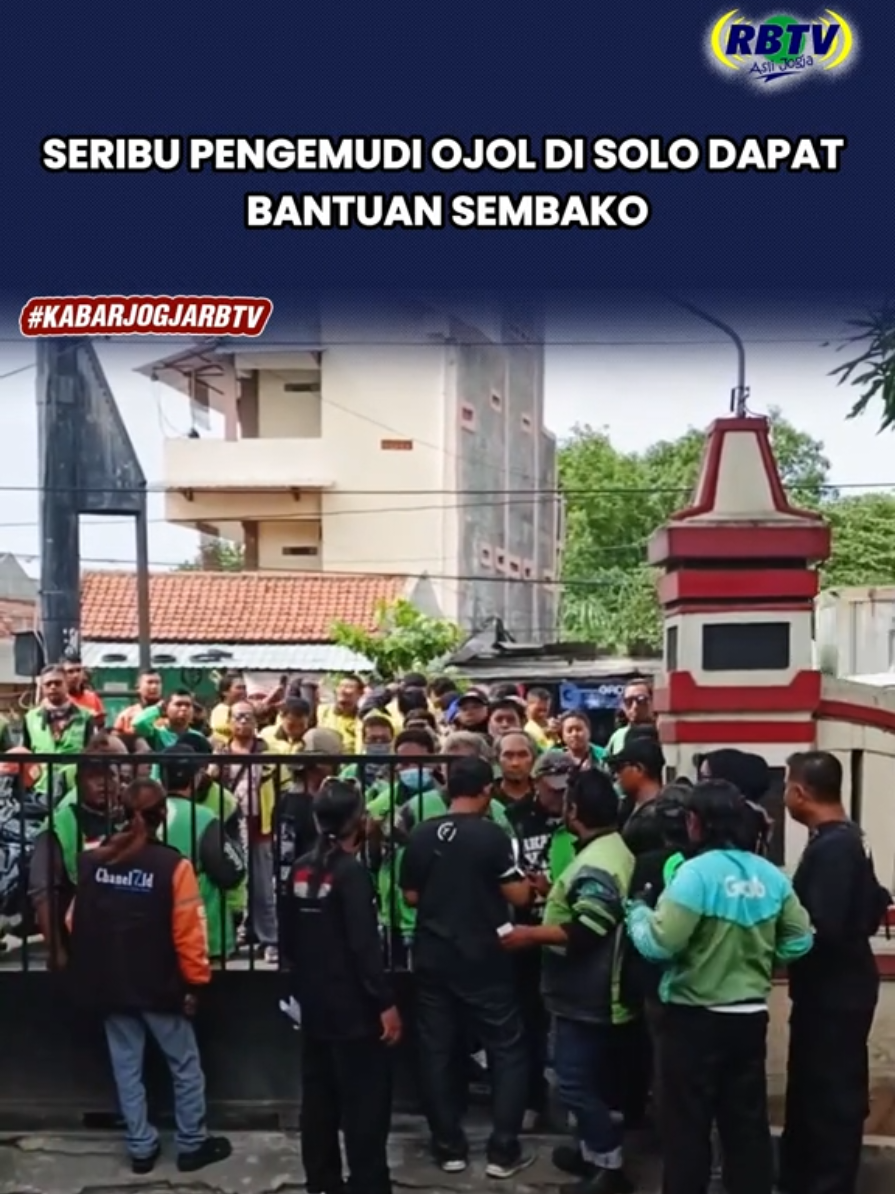 Sukoharjo – Seribu pengemudi ojek online (ojol) dari wilayah Solo dan sekitarnya memadati Kantor Kelurahan Pabelan, Sukoharjo, Jawa Tengah, untuk menerima bantuan paket sembako gratis. Para pengemudi datang sejak pagi dan mengantre dengan tertib demi mendapatkan paket bantuan yang dibagikan oleh Kelompok 98 Resolution Network bekerja sama dengan salah satu perusahaan plat merah. Selengkapnya baca https://kabarjogja.rbtvjogja.tv/ #kabarjogjarbtv  #terpercaya #newsupdate  #sukoharjo #jawatengah