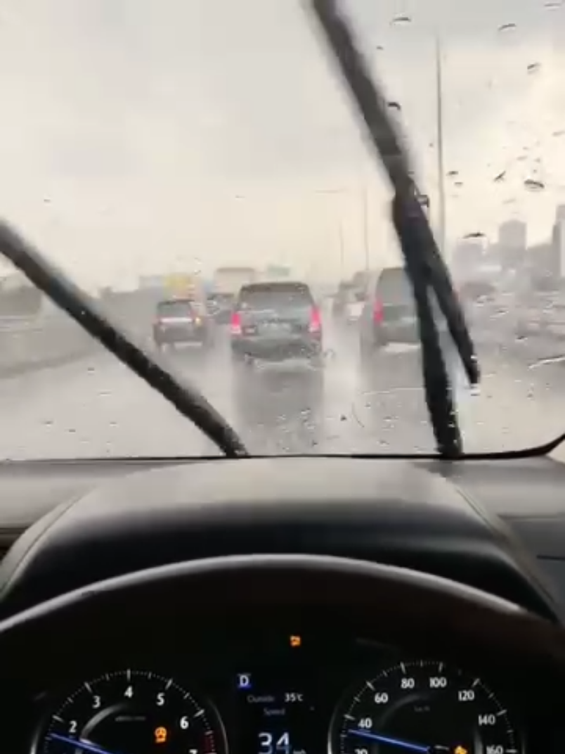 Di tengah macet dan hujan, cuma momen ini yang bikin semua kerasa slow. #slowvibes #jakarta #hujansorehari #povmobil #rainymood 