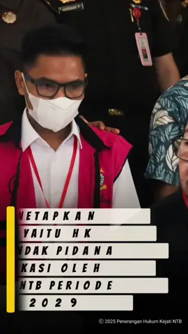 Mataram, Senin 24 November 2025 -  Kejaksaan Tinggi (Kejati) NTB melalui Bidang Tindak Pidana Khusus kembali resmi menahan lagi satu tersangka berinisial HK dalam kasus dugaan gratifikasi dana siluman DPRD Nusa Tenggara Barat. Asisten Pidana Khusus Kejati NTB Bapak Muh. Zulkifli Said, S.H., M.H. dalam konferensi pers , membenarkan penahanan ini. Ia menjelaskan bahwa status HK dinaikkan dari saksi menjadi tersangka, lalu langsung ditahan selama 20 hari ke depan di lapas Kelas IIA Lombok Barat. Kasus dana siluman ini bermula dari temuan penyidik Tindak Pidana Khusus Kejaksaan Tinggi Nusa Tenggara Barat mengenai dugaan penyimpangan dalam pengelolaan pokir anggota DPRD. Proses penyelidikan menemukan adanya praktik yang mengarah pada penerimaan dana tidak sah, sebelum akhirnya naik ke tahap penyidikan. Penetapan HK sebagai tersangka ini merupakan lanjutan dari penetapan dua orang sebelumnya menjadi tersangka, masing-masing disangkakan melanggar Pasal 5 ayat (1) huruf b Undang-Undang Republik Indonesia Nomor 20 Tahun 2001 tentang Perubahan Atas Undang-Undang Republik Indonesia Nomor 31 Tahun 1999 tentangPemberantasan Tindak Pidana Korupsi. #kejaksaan #kejaksaanri #trapsilaadhyaksaberakhlak #kejatintb