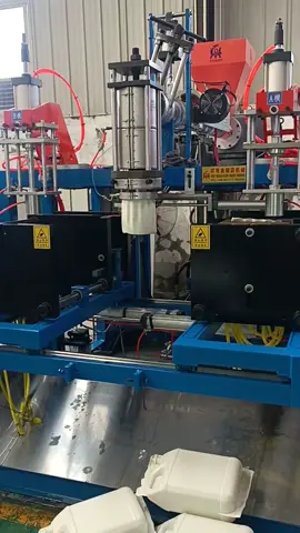 10L Jerrycan blow molding machine testing. #plasticindustry #blowmoldingmachine #factoryrealshot #máquinasdeplástico #dailychemicalpackaging #EBM #plastico #Maquinaria #embalagem 