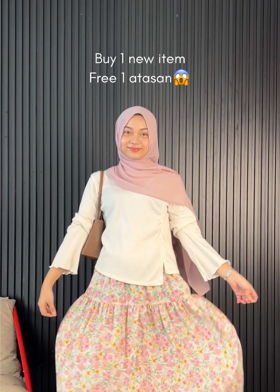 Buy 1 new item, FREE 1 cute top?? Yes pls 😭🤍 Siapa yg siap upgrade outfit tanpa bikin dompet nangis? 👀🛍️ hanya berlaku di live ya! #fyp#PaydaySale #Buy1Free1 #OOTDinspo #GenZStyle