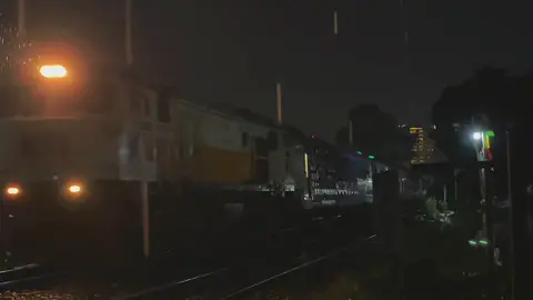 🥵🥵🥵 #fyp #keretaapiindonesia #railfansindonesia #lokomotifkobong #kobong 