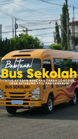 Dinas Perhubungan Kabupaten Banjarnegara turut hadir dalam upaya penanganan dampak bencana tanah longsor di Desa Sitikung, Kecamatan Pandanarum, dengan mengoperasikan Bus Sekolah sebagai sarana transportasi bantuan bagi warga terdampak. Layanan ini diberikan untuk mendukung mobilitas warga dari lokasi pengungsian menuju titik-titik kebutuhan harian, seperti layanan kesehatan, akses pendidikan, distribusi logistik, serta keperluan penting lainnya. Kehadiran Bus Sekolah ini merupakan bentuk kepedulian dan tanggung jawab Dinas Perhubungan Banjarnegara dalam memastikan warga tetap dapat bergerak dengan aman dan nyaman selama masa tanggap darurat. Di tengah situasi yang penuh tantangan, Dishub berupaya memberikan pelayanan terbaik agar kebutuhan dasar masyarakat tetap terpenuhi. Semoga langkah kecil ini dapat memberikan keringanan, memperkuat harapan, dan menjadi bagian dari proses pemulihan kehidupan warga Desa Sitikung. Bersama saling menguatkan, bersama kita bangkit. @amaliadesiana @GusWakhid.Channel @Kabupaten Banjarnegara 