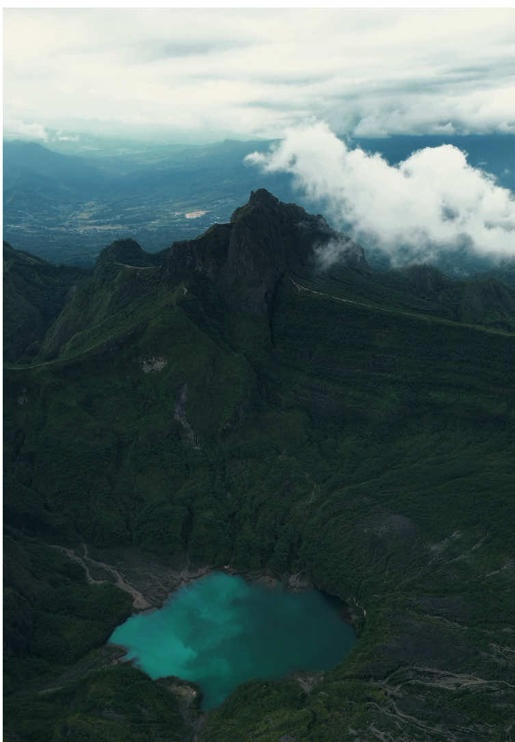 Pemandangan di puncak kelud via karangrejo emang ga ada obat #wonderfulindonesia #gunungkelud #Hiking #nature #gunung 