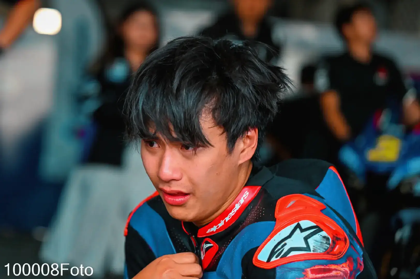 sayanggg:( pertama kali liat foto ini langsung nangis. padahal lagi di tempat kerja🥹 baru ini liat si adek nangis sebegitu nya, bahkan pas wisuda pun nangis nya keliatan nangis bahagia🥺 dek aku ga tau kamu nangis bahagia apa kecewa. tapi apapun itu semua yang kamu lakuin hari itu udah keren banget, gapapa kalo kamu ngerasa gagal karena usaha yang udah kamu lakuin ga berjalan mulus. tapi jangan lama lama ya manis sedih nya🥺 sedih ga cocok buat kamu🥺 aku bangga banget sama kamu, kita semua bangga sama kamu🥺🫶 #ohmpawat 