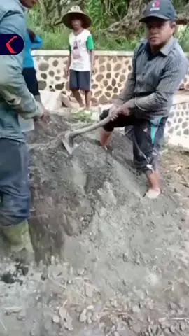 Warga Desa Alastengah, Situbondo, memilih untuk tidak menunggu lama dan memperbaiki jalan rusak di wilayah mereka secara mandiri. Langkah ini diambil karena kondisi jalan yang disebut kerap membuat warga terjatuh. Bupati Situbondo sebelumnya merespons video viral mengenai kondisi tersebut dan menyebut perbaikan jalan sudah dianggarkan untuk tahun depan. Namun, warga yang sudah resah memutuskan bergerak lebih dulu. Dari rencana perbaikan sepanjang dua kilometer, hingga berita ini dibuat, sekitar 500 meter telah dikerjakan. Anggaran perbaikan berasal dari urunan warga yang dikumpulkan setiap pengajian Jumat, dengan total mencapai puluhan juta rupiah. Menanggapi inisiatif tersebut, Bupati Situbondo menyampaikan apresiasi kepada warga dan menegaskan bahwa perbaikan jalan tetap masuk dalam anggaran tahun depan. Meski begitu, warga berkomitmen melanjutkan perbaikan hingga selesai sembari menunggu proses dari pemerintah. Simak video selengkapnya dan dapatkan berita terkini lainnya di www.kompas.tv serta youtube.com/kompastv #BOLDKompasTV #TikTokBerita