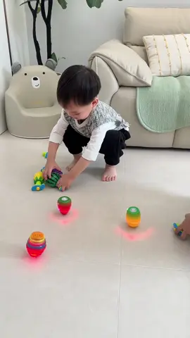 Món đồ chơi nhỏ mà vui hết nấc 🎶✨ Con quay xoay vù vù, bé cười suốt luôn! #dochoitreem #conquayphatnhac #kidsfun #dailybaby #reviewdochoi  