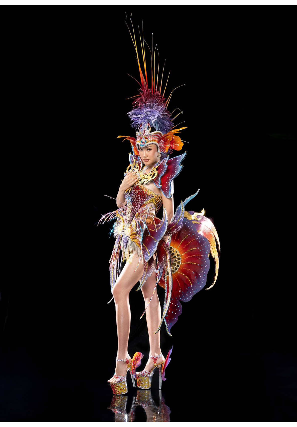 Đương kim Hoa Hậu Hoàn Vũ Việt Nam @Nguyễn Hoàng Phương Linh toả sáng trong thiết kế Carnival Costume “The Rising Dragon” tại sự kiện Công bố đại diện tham dự Miss Cosmo 2025.  #NguyenHoangPhuongLinh #RoadtoMissCosmo #HoaHauHoanVuVietnam #MissCosmoVietnam #MissCosmo 