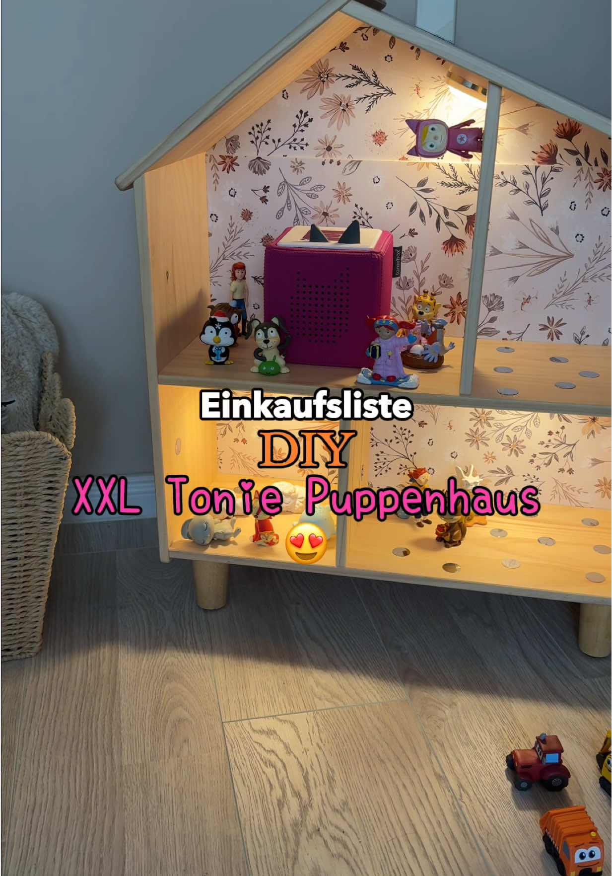 XXL Toniepuppenhaus Einkaufsliste Ihr braucht: 🪚 IKEA Puppenhaus FLISAT 🪚 Möbelbeine - Amazon 🪚 Senkkopfschrauben 12mm + Unterlegscheiben M4 - Toom 🪚 Dachfolie (Wir haben die von LIMMALAND genommen) 🪚 Metallplättchen selbstklebend - Amazon 🪚 Selbstklebende Folie für die Rückwand nach Wahl - Amazon 🪚 Set zum Folieren - Amazon  🪚 LED Leuchten - Amazon  Als Tipp: Baut erst das Puppenhaus auseinander und startet mit dem folieren der Rückwand! Und dann erst das Dach bekleben 🥰 Die Schrauben + Unterlegscheiben benötigt ihr um die Möbelbeine damit gut zu befestigen - die mitgelieferten Schrauben bei den Möbelbeinen sind leider zu lang. Den Schornstein haben wir mit weißer Farbe angemalt 🩷 Viel Spaß beim nachmachen & wir freuen uns wenn ihr uns verlinkt! 😍 PS: es eignet sich perfekt als Weihnachtsgeschenk für eure Mäuse 🥹 #tonie #toniebox #DIY @healthy_mandy 