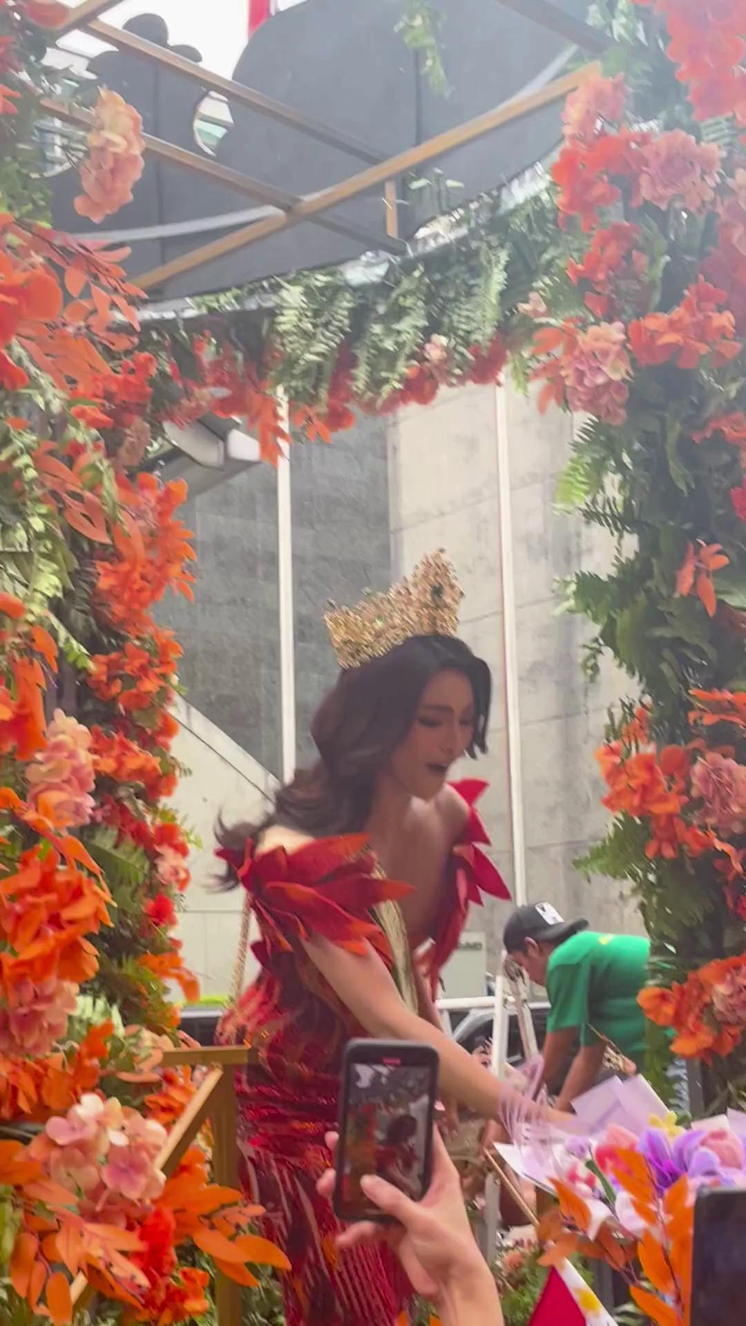 WATCH: Miss Grand International 2025 Emma Tiglao greets fans in her homecoming parade today, Nov. 24, in Makati City. Also part of the parade are Miss World Philippines queens and ALV Pageant Circle queens. | via Athena Imperial/GMA Integrated News #BreakingNews #GMAIntegratedNews