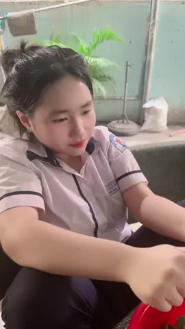 Đi học về .bỏ cặp xuống cái xoài lắc liền 😄