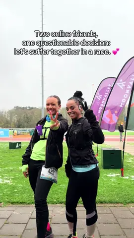 This is your sign to sign up for a race with your internet bestie… because suffering together = bonding. 💕 @j.ana #Running #socialmediafriends #runtogether #trailrun #runningmomsclub 