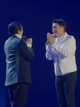 ขอบคุณพี่เบิร์ดที่ทำให้พี่ก้องออกมาจากComfortZoneได้ขนาดนี้ 💙✨️ แค่ยืนบนเวทีเดี่ยวๆที่ไม่มีกีตาร์สะพายคู่กายพี่ก้องก็เขินทำตัวไม่ถูกแล้ว แล้วยิ่งมาคอนฯนี้ต้องเต้นด้วยมองรู้เลยว่าพี่เขิน ไม่มั่นใจ แต่เห็นถึงความพยายามที่ทำมันออกมาให้ดีที่สุดเพื่อคนดู เอ็นดูมากก (ใดๆคอนฯนี้คุณสหรัถพูดเยอะมากกช่วยพี่สุดๆ) #BIRDFANFEST20XX #ก้องสหรัถ #เบิร์ดธงไชย #fypシ 