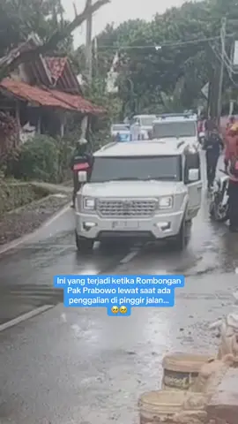 Masyaallah… Walaupun sedang bergegas untuk menuju lokasi, Pak Prabowo menyempatkan untuk membantu pekerja galian yang terlihat lelah mengerjakan pekerjaannya 🥹🥹 #prabowo #prabowosubianto #presiden #prabowogemoy #presidenprabowo 