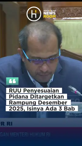 Pada Senin (24/11), pemerintah melalui Kementerian Hukum telah menyerahkan daftar inventarisasi masalah RUU Penyesuaian Pidana kepada Komisi III DPR RI. RUU ini dinilai mendesak untuk disahkan sebelum berlakunya KUHP baru pada 2 Januari 2026. Komisi III DPR RI pun menyetujui pembentukan panitia kerja (panja) untuk membahas RUU Penyesuaian Pidana yang ditargetkan rampung pada awal Desember 2025. Wakil Menteri Hukum Edward Omar Sharif Hiariej menjelaskan Rancangan Undang-Undang (RUU) tentang Penyesuaian Pidana berisi tiga bab yang mengatur penyesuaian pidana di berbagai peraturan hingga penyempurnaan Kitab Undang-Undang Hukum Pidana (KUHP) baru. Eddy menjelaskan bab 1 dari RUU tersebut berisi tentang penyesuaian pidana dalam undang-undang di luar KUHP. “Penyesuaian dilakukan untuk memberikan satu standar pemidanaan yang konsisten secara nasional,” ucap Wamenkum. Ia mengatakan bagian tersebut memuat penghapusan pidana kurungan sebagai pidana pokok, penyesuaian kategori pidana denda dengan mengacu pada buku ke-1 KUHP, penyesuaian ancaman pidana penjara untuk menjaga proporsionalitas dan menghilangkan disparitas, serta penataan ulang pidana tambahan agar sesuai dengan sistem sanksi dalam KUHP. Adapun bab 2 mengatur tentang penyesuaian pidana dalam peraturan daerah. “Ketentuan ini menjaga proporsionalitas pemidanaan dan mencegah over regulation ,” ujarnya. Bab 2 meliputi pembatasan pidana denda yang dapat diatur dalam peraturan daerah sesuai sistem KUHP, penghapusan pidana kurungan dalam seluruh peraturan daerah, serta penegasan bahwa peraturan daerah hanya dapat memuat ketentuan pidana untuk norma yang bersifat administratif dan berskala lokal. Sementara itu, bab 3 mengatur perihal penyesuaian dan penyempurnaan KUHP. Penyesuaian terhadap KUHP dilakukan pada pasal-pasal yang memerlukan perbaikan redaksional dan teknis penulisan, penegasan ruang lingkup norma, dan harmonisasi ancaman tindak pidana agar tidak lagi mengandung minimum khusus atau rumusan kumulatif yang tidak sesuai dengan sistem baru. #hukum #law #dprri #kementerianhukum #ruupenyesuaianpidana 