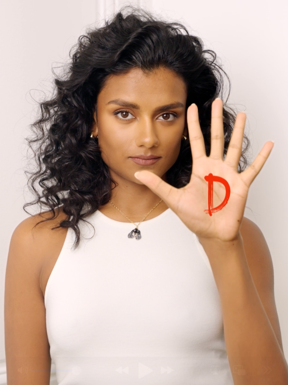 Don’t blame your confidence. Street harassment is NEVER your fault. Join the fight against street harassment with L'Oréal Paris and @righttobe_org–get trained through the link in bio with the Stand Up Program. #simoneashley #WeStandUp #lorealparis #worthit #stopstreetharassment