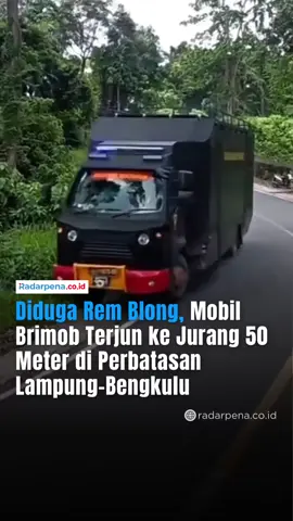 Sebuah mobil Brimob mengalami kecelakaan di perbatasan Lampung–Bengkulu, tepatnya di tanjakan Tebing Batu Manula, Pekon Rata Agung, Kecamatan Lemong, Kabupaten Pesisir Barat, pada Minggu (23/11/2025) siang. Diduga rem blong, kendaraan tersebut kehilangan kendali dan sempat menabrak truk fuso yang sedang berhenti menunggu proses derek. Usai menghantam bagian belakang truk, mobil Brimob itu terjun ke jurang sedalam sekitar 50 meter. Beruntung, sopir Brimob berhasil selamat dan langsung dilarikan ke rumah sakit terdekat. Peristiwa ini kembali menyoroti rawannya jalur perbatasan Lampung–Bengkulu yang dikenal dengan medan curam dan tikungan tajam. —- #Radarpena #MobilBrimob #Kecelakaan #Lampung #Bengkulu 