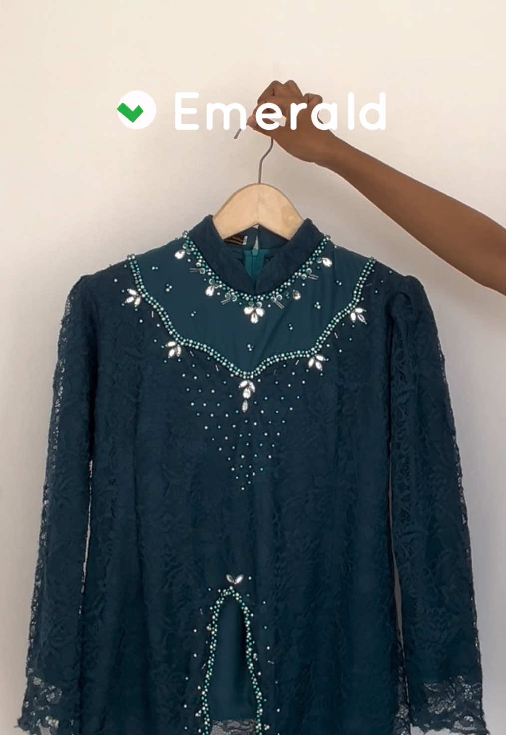 Kebaya NAURA dengan bahan brokat, tanpa rasa gerah dan tanpa rasa gatal #kebayamodern #kebayakondangan #rekomendasikebaya #kebayabridesmaid #kebaya 